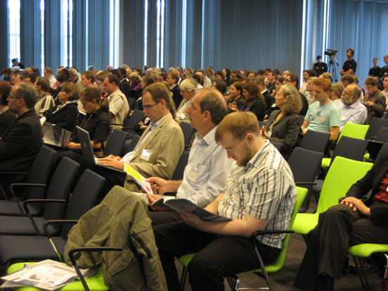 Teilnehmer während der Konferenzeröffnung