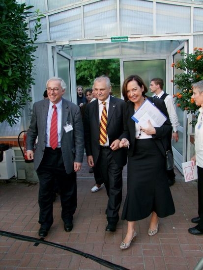 Auf dem Weg zu ihren Plätzen - Prof. Dr. Nicolas Apostolopoulos, Peter Lange und Prof. Dr. Margret Wintermantel (v.l.n.r.)