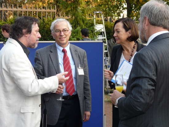 Im Gespräch bei Sekt: Gerald Haese, Prof. Dr. Nicolas Apostolopoulos und Prof. Dr. Margret Wintermantel (v.l.n.r.)